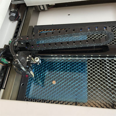 屋内作業環境スクリーンプロテクターレーザーカッティングマシン AC220V/50Hz 電圧 1000*800*800mm サイズ