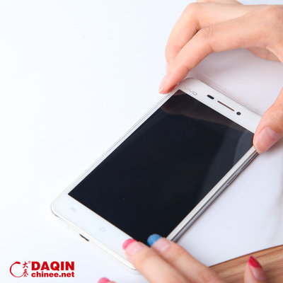 AC220V / 50Hzスクリーンプロテクターレーザー切断機 循環水冷却とベロー 0.5MM切断厚さ