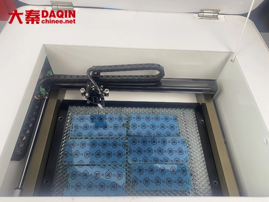 30W 40W 110V- 220V 木材/MDF/アリリック/複合材/プラスチック/ゴム CNCノンメタルレーザーマーク切断機