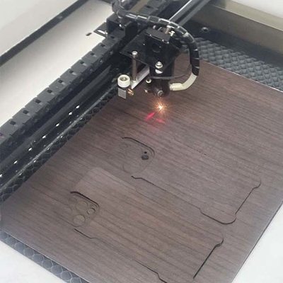 Daqinの彫版が付いているナノの緩和されたガラス スクリーンの保護装置レーザーの打抜き機50W