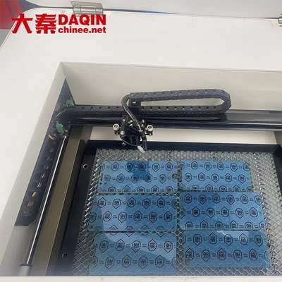 緩和されたガラス 30W のための Daqin スクリーンの保護装置レーザーの打抜き機
