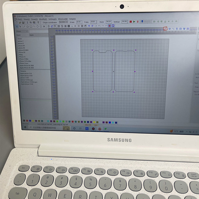 モバイルプライバシープロテクター700W 50Hz用のDaqinスクリーンプロテクターレーザー切断機
