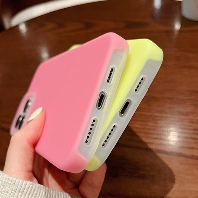 Iphone 15 Pro用の柔らかいマイクロファイバーの裏地が付いている肌に優しいゼリー液体携帯電話シリコーンケース