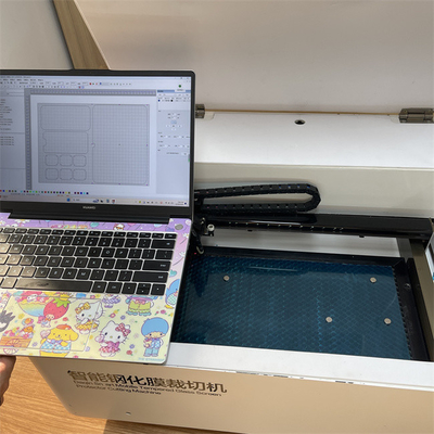 AC220V / 50Hzスクリーンプロテクターレーザー切断機 循環水冷却とベロー 0.5MM切断厚さ