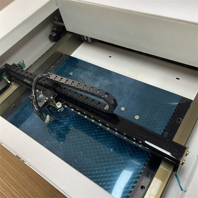 Daqin 携帯電話 テンプレートガラススクリーン保護具 レーザー切断機 電話用品 オンラインショップビジネスに最適
