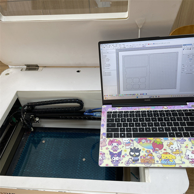 AC220V / 50Hzスクリーンプロテクターレーザー切断機 循環水冷却とベロー 0.5MM切断厚さ