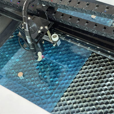 屋内作業環境スクリーンプロテクターレーザーカッティングマシン AC220V/50Hz 電圧 1000*800*800mm サイズ