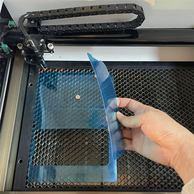 屋内作業環境スクリーンプロテクターレーザーカッティングマシン AC220V/50Hz 電圧 1000*800*800mm サイズ