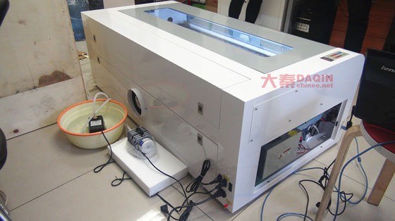 屋内作業環境スクリーンプロテクターレーザーカッティングマシン AC220V/50Hz 電圧 1000*800*800mm サイズ